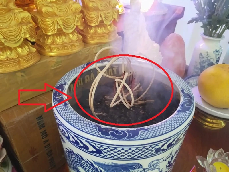 Hiện tượng bát hương hóa âm là điềm báo quan trọng