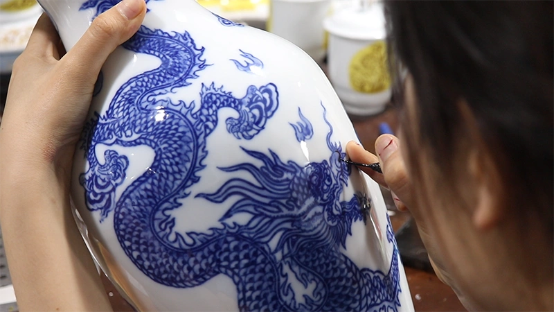 Họa tiết rồng được nghệ nhân gốm vẽ tay thủ công tinh xảo